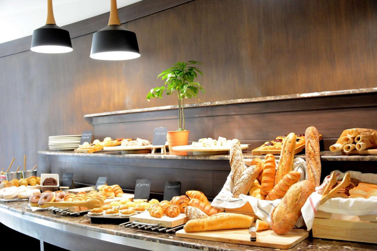 Radisson Blu Resort, Al Khobar הלף מון ביי מראה חיצוני תמונה A bread buffet at a hotel