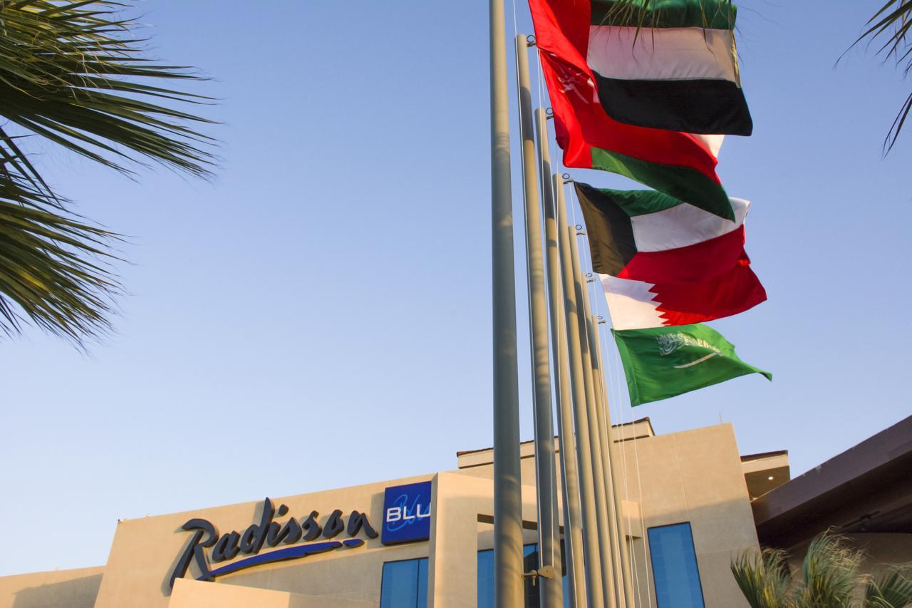 Radisson Blu Resort, Al Khobar הלף מון ביי מראה חיצוני תמונה Flags of the six Gulf Cooperation Council nations at a hotel in the United Arab Emirates