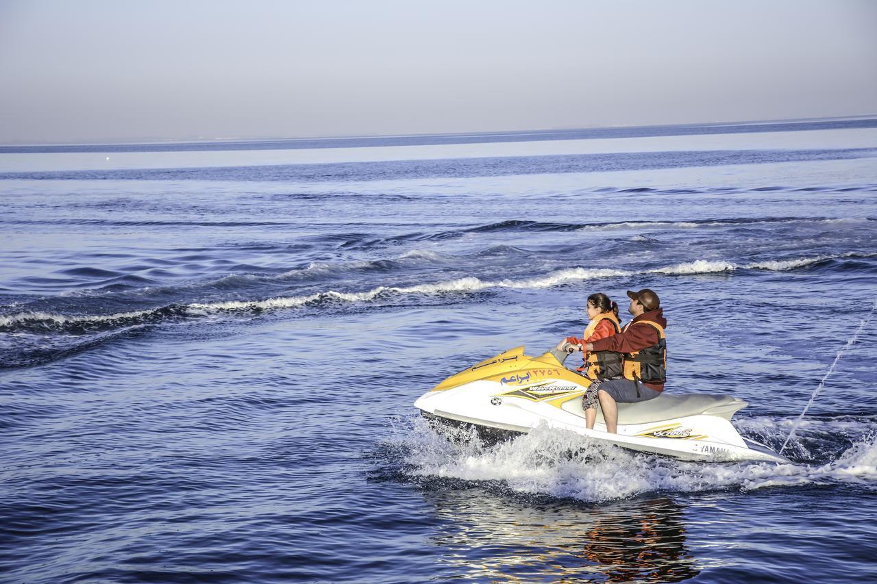Radisson Blu Resort, Al Khobar הלף מון ביי מראה חיצוני תמונה Jet skiing in the Mediterranean