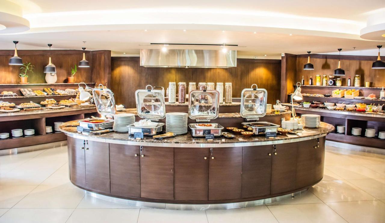 Radisson Blu Resort, Al Khobar הלף מון ביי מראה חיצוני תמונה A buffet at a hotel